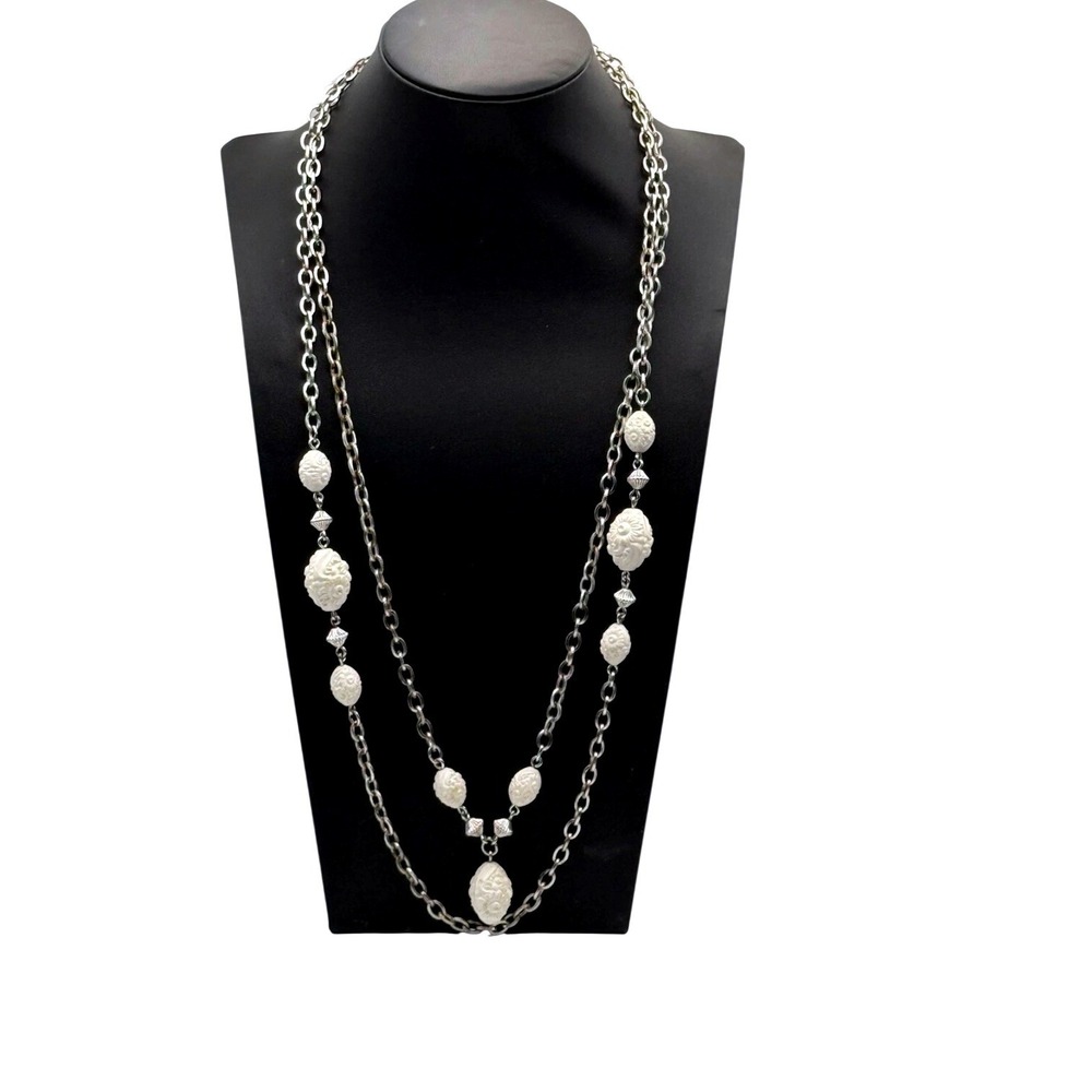 Sarah Coventry Vintage Silver Tone White Molded Floral‎ Bead Long Chain Necklace